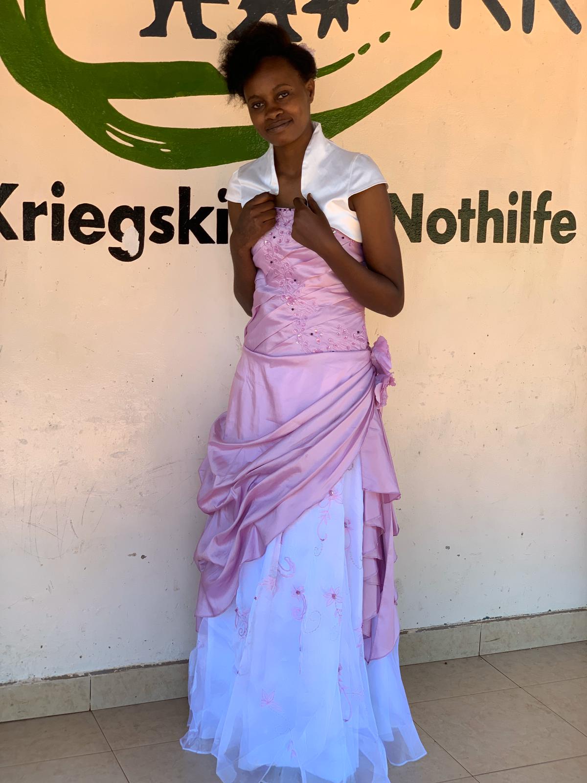 Das hätte die Spenderin in Deutschland nie gedacht, daß aus ihrem weißen Kleid eines Tages ein dunkelhäutiges Gesicht lacht!